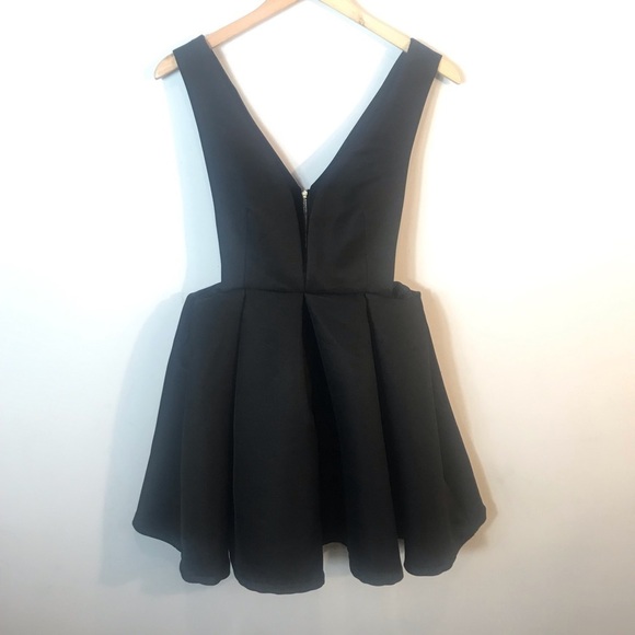 Backless Midriff Flare Black Dress - Picture 4 of 8